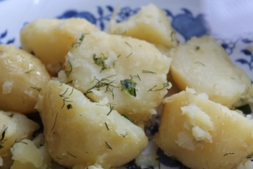 Ziemniaki z koperkiem i cebulką