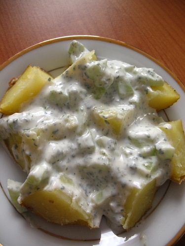 ziemniaki z sosem jogurtowo-ogórkowym