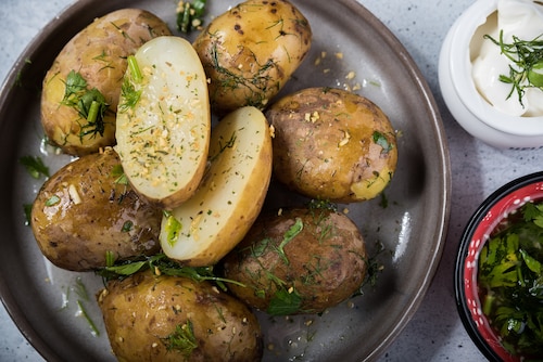 Przepis na Ziemniaki z płatkami czosnku, koperkiem i pietruszką Ziemniaki z płatkami czosnku, koperkiem i pietruszką