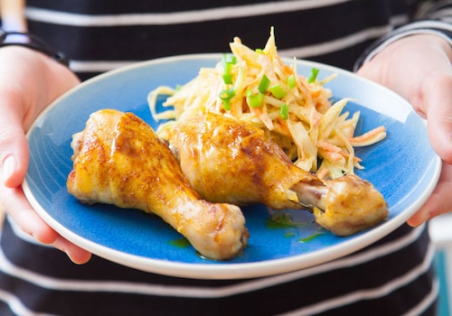 Złociste udka z domową surówką Colesław