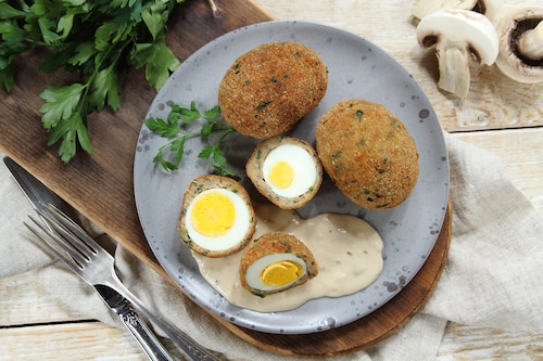 Przepis na Złociste jajka z pieczarkowym sosem - VIDEO Złociste jajka z pieczarkowym sosem - VIDEO
