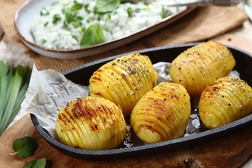 Złociste ziemniaki po szwedzku z ogórkową Raitą