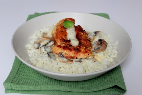 Przepis na Złocisty filet z kurczaka z sosem serowo-pieczarkowym Złocisty filet z kurczaka z sosem serowo-pieczarkowym