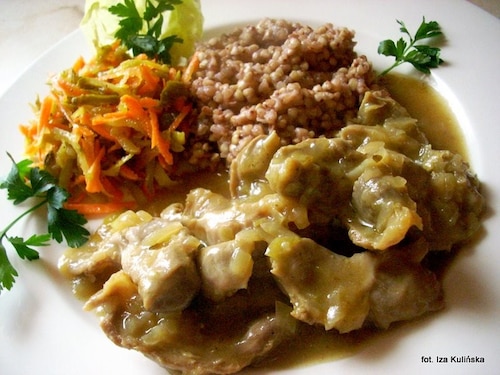 Żołądki w sosie cebulowym