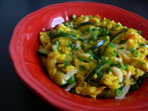 Żółte risotto z kurczakiem i cukinią