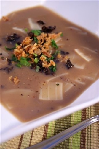 Zupa borowikowa z prażoną cebulką 