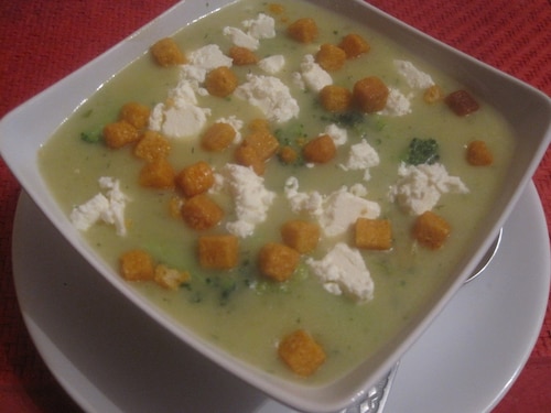 Zupa brokułowa z serem feta i paprykowymi grzankami