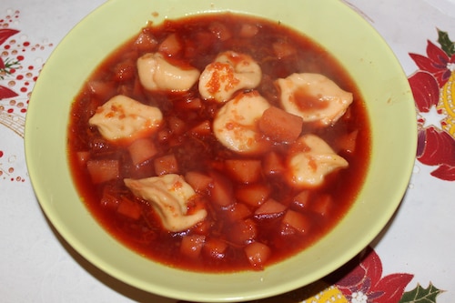 Przepis na Zupa buraczkowa z uszkami z kapusta i grzybami Zupa buraczkowa z uszkami z kapusta i grzybami