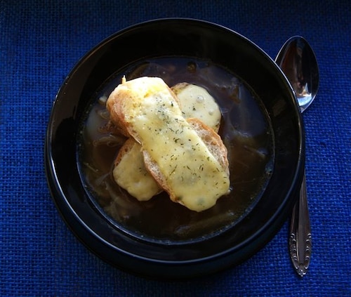 Zupa cebulowa na winie