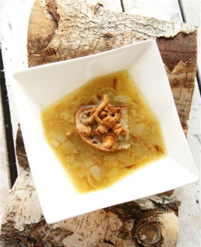 Zupa cebulowa z kurkami