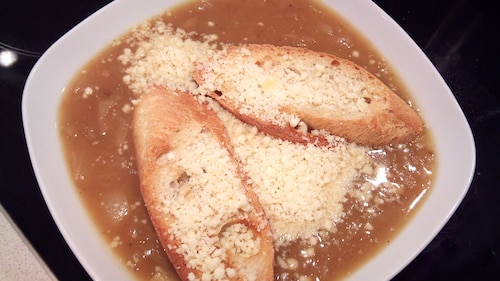 Przepis na Zupa cebulowa z serową grzanką Zupa cebulowa z serową grzanką