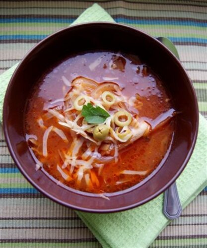 Zupa cebulowo-pomidorowa z oliwkami