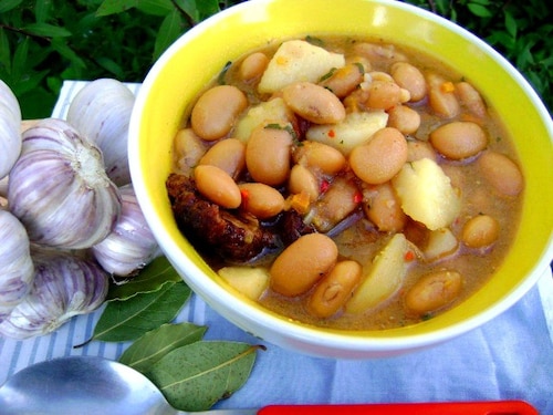 Przepis na Zupa fasolowa z wędzonym boczkiem i czosnkową nutą Zupa fasolowa z wędzonym boczkiem i czosnkową nutą