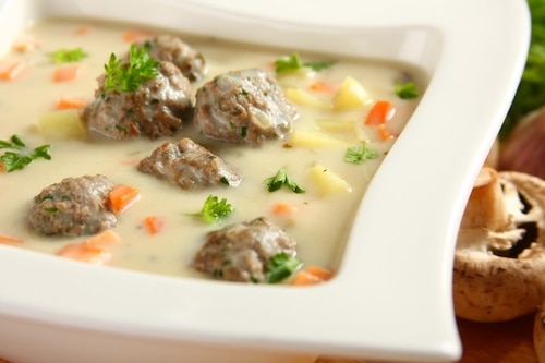 Przepis na Zupa pieczarkowa z mięsnymi kulkami Zupa pieczarkowa z mięsnymi kulkami