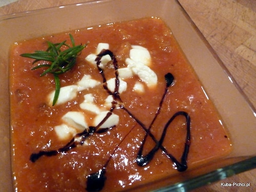 Zupa pomidorowa chlebem zagęszczana