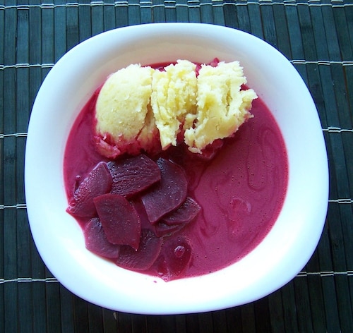 Zupa z czerwonych buraczków z ziemniakami