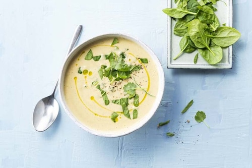 Zupa z kalafiora z szpinakiem i napojem kokosowym