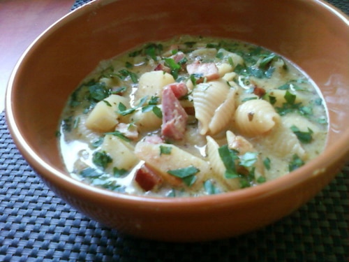 Zupa ziemniaczana z boczkiem, makaronem i pesto bazyliowym