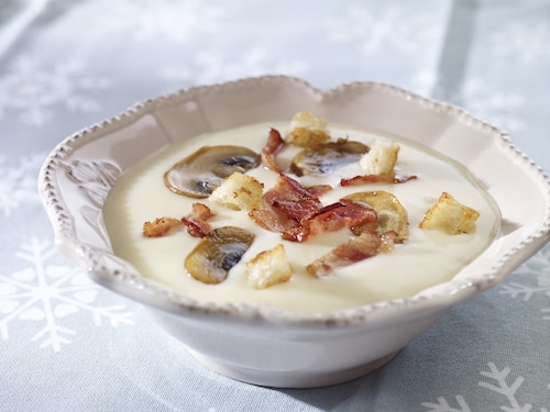 Przepis na Zupa ziemniaczana z boczkiem, pieczarkami i grzankami Zupa ziemniaczana z boczkiem, pieczarkami i grzankami