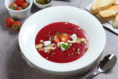 Zupa krem z buraków z kozim serem i truskawkami