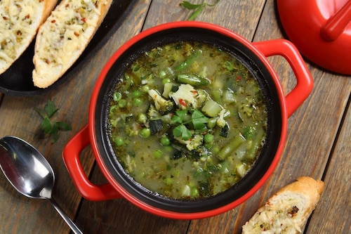 Przepis na Zupa minestrone z zielonymi warzywami Zupa minestrone z zielonymi warzywami