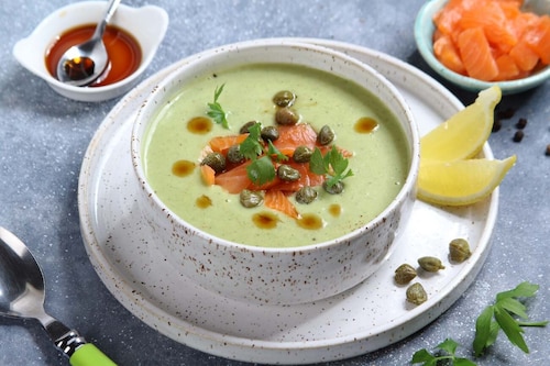 Zupa ziemniaczano-czosnkowa z wędzonym łososiem