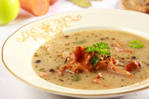 Żur śląski na modłę myśliwską z jałowcem i orzechami 