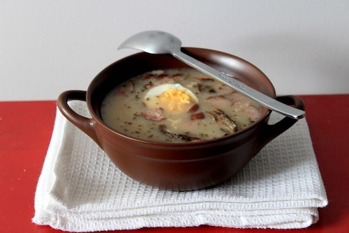 Żurek ekspresowy z jajkiem i kiełbasą