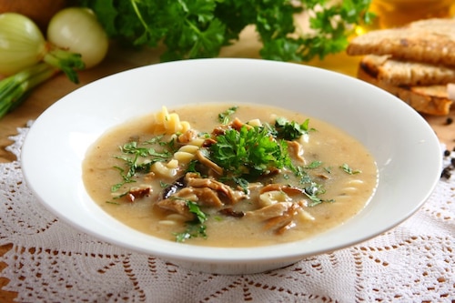 Żurek z makaronem i grzybami