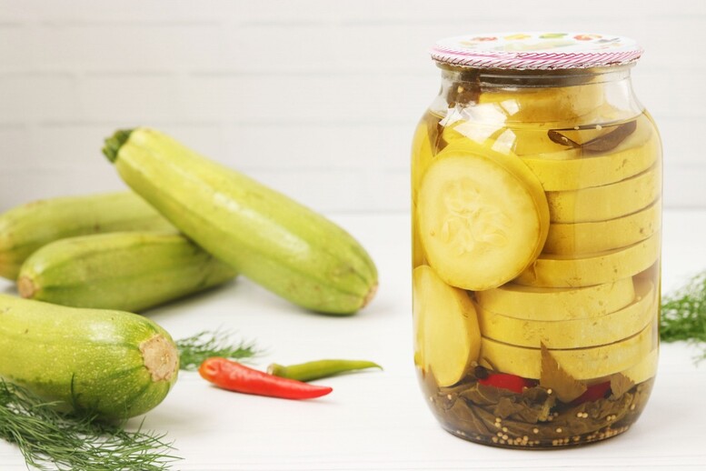 Pikle z cukinii na zimę w zalewie octowej