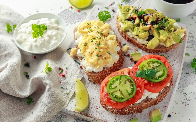 Jajecznica z serkiem wiejskim – przepis