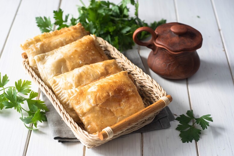 Kapuśniaczki z ciasta francuskiego – przepis. Jak zrobić?