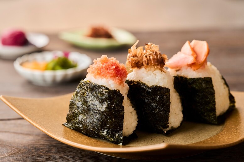 Onigiri – przepis. Jak zrobić? Jak zawijać i jaki dać ryż?