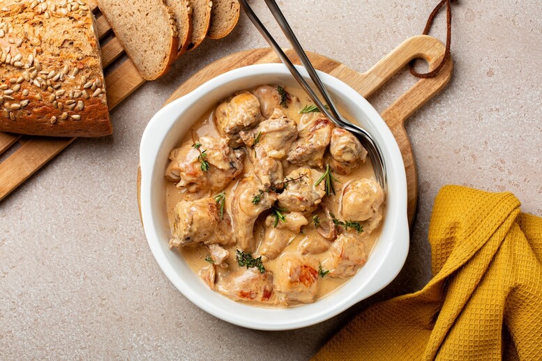 Królik w sosie śmietanowym – pieczony. Przepis