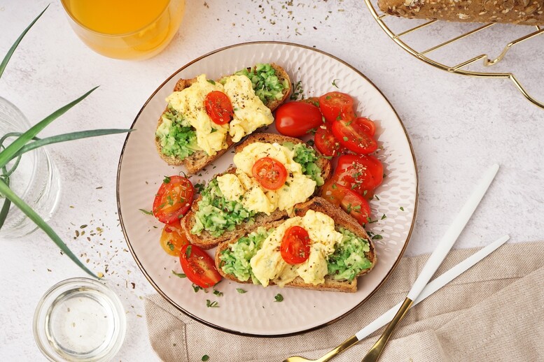 Jajecznica z awokado i pomidorem – przepis