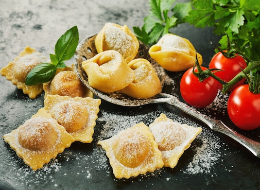 Ravioli – z czym podawać pierożki z serem, a z czym te z mięsem?