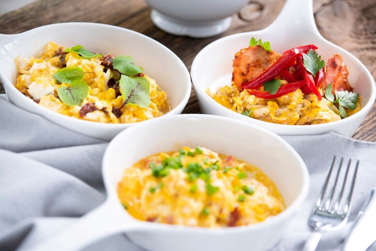 Jajecznica z kurkami – jak ją zrobić? Czy grzyby trzeba gotować?