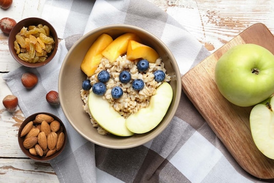 Płatki owsiane – jak przygotować. Czy można jeść płatki owsiane na surowo?