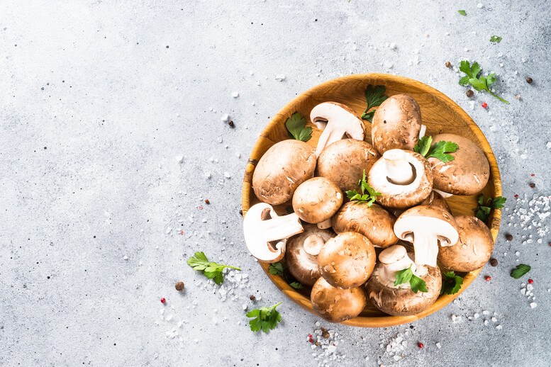 Czy pieczarki trzeba obierać ze skórki? Czy należy to robić?