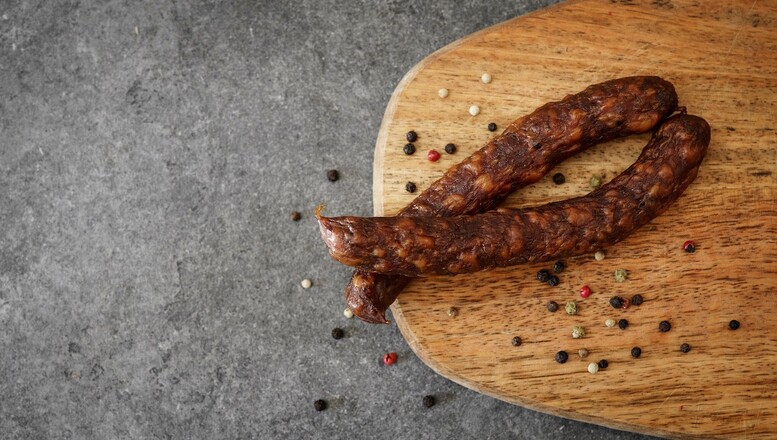 Suszenie kiełbasy. Jak suszyć kiełbasę w piekarniku – po i przed wędzeniem?