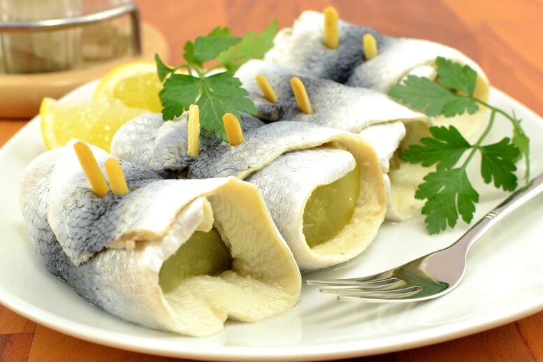 Czy śledzie można mrozić? Jak to robić, gdy są w oleju lub surowe?