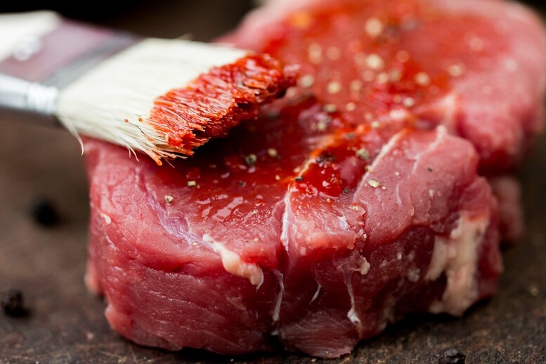 Bardowanie mięsa – co to jest? Na czym polega?