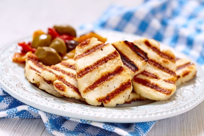 Jak zrobić ser halloumi na patelni? Jak długo go smażyć?