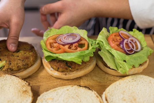 Burgery wegetariańskie z kaszą i cukinią - Krok 4
