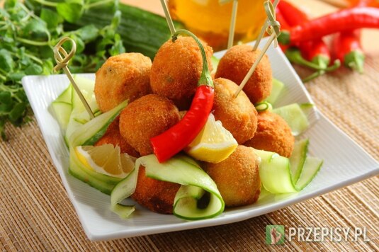 Karnawałowe przyjęcie. Przekąski i inne atrakcje zimnego bufetu.