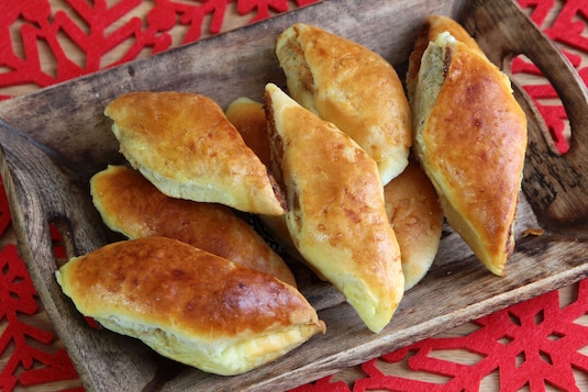 Ciasto na paszteciki – półkruche, drożdżowe czy francuskie? Jak je zrobić?