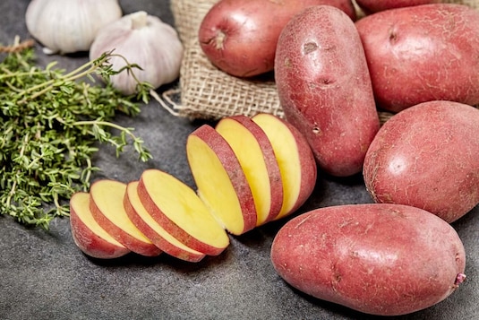 Czerwone ziemniaki – co to za odmiana? Jak gotować i do czego sprawdzą się najlepiej?
