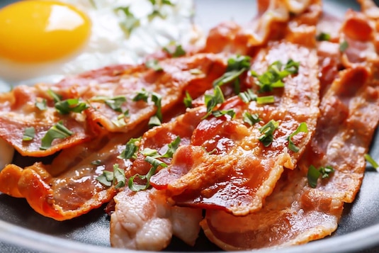 Czym różni się boczek od bekonu? Czy to to samo?