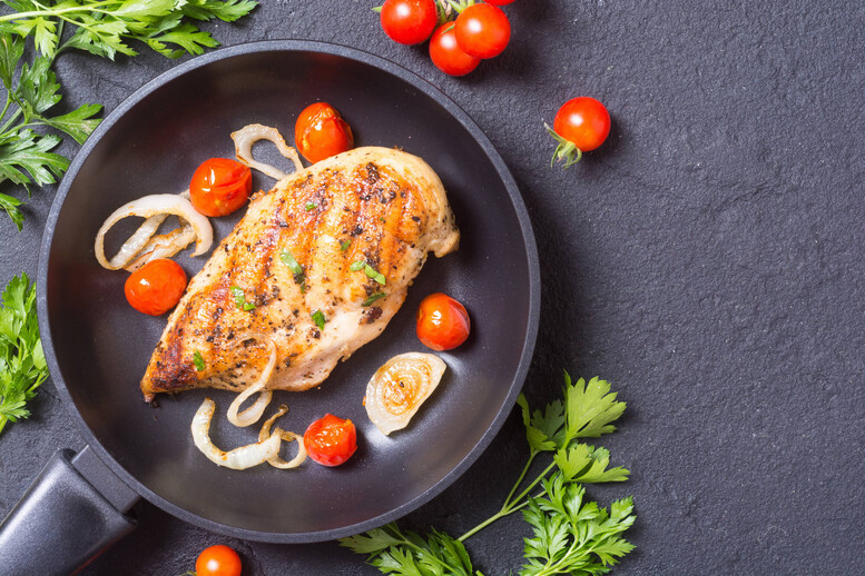 Ile smażyć kurczaka? Smażenie kawałków lub piersi z kurczaka – jak i na czym?