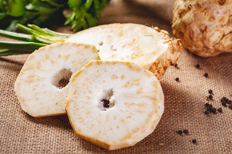 Surówka z selera i rodzynek – przepis